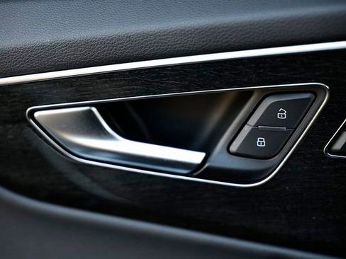 Used 2025 Audi Q7 3.0T Premium w/ Convenience Package image 16