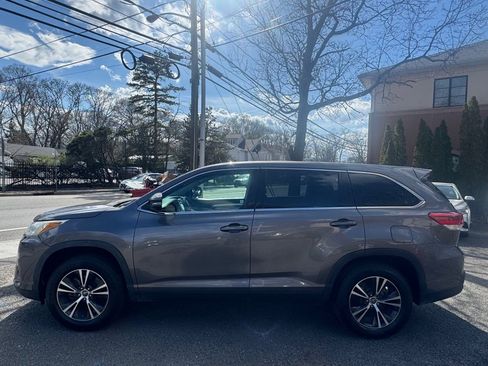 Used 2019 Toyota Highlander LE FWD image 2