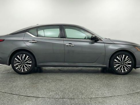 Used 2025 Nissan Altima 2.5 SV image 11