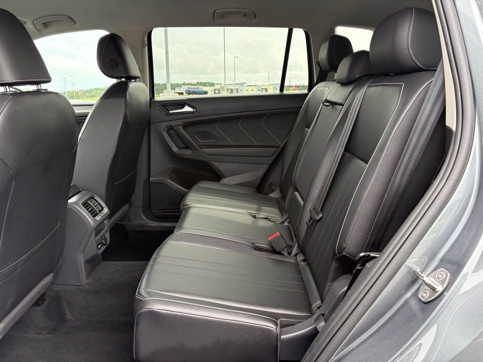 Used 2024 Volkswagen Tiguan SE AWD/4WD image 32