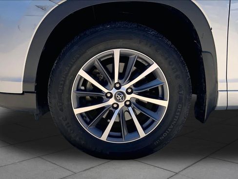 Used 2018 Toyota Highlander XLE AWD/4WD image 11