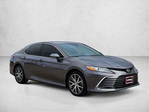 Used 2024 Toyota Camry XLE FWD image 3