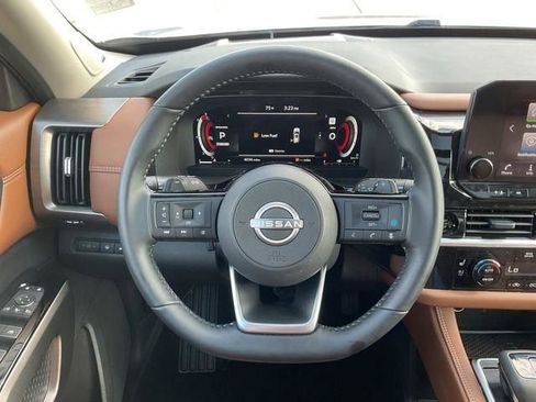 Used 2025 Nissan Pathfinder Platinum w/ Cargo Package image 30