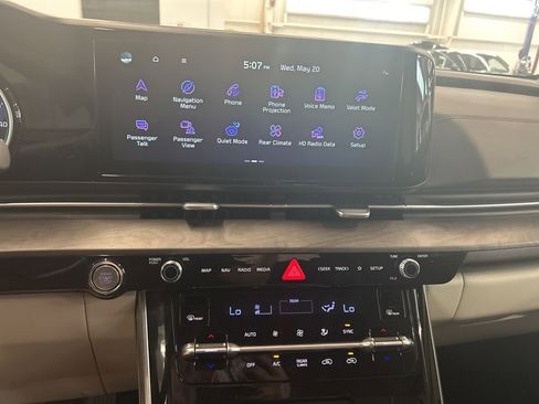 Used 2024 Kia Carnival EX FWD image 10
