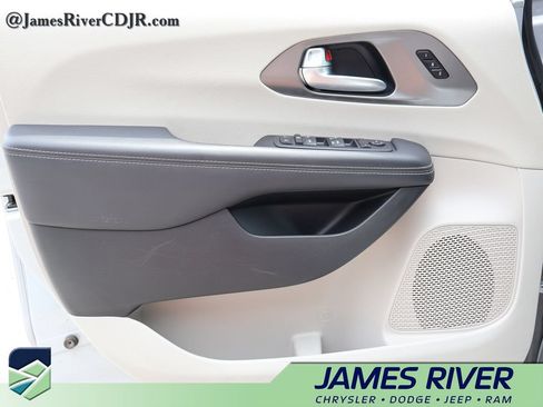 Used 2024 Chrysler Pacifica Touring-L FWD image 19