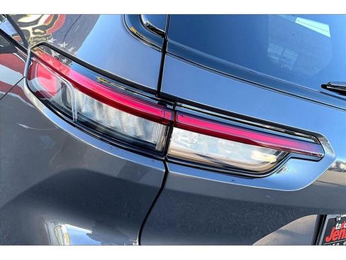 Used 2024 Jeep Grand Cherokee L Laredo image 33