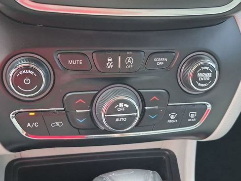 Used 2020 Jeep Cherokee Latitude Plus w/ Comfort/Convenience Group FWD image 18