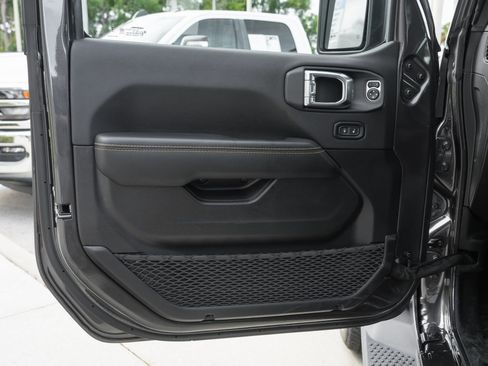 Used 2025 Jeep Wrangler Unlimited Sahara AWD/4WD image 31