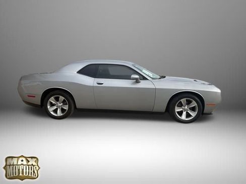 Used 2016 Dodge Challenger SXT image 4