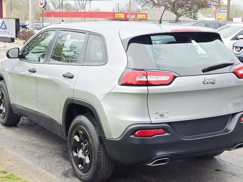 Used 2016 Jeep Cherokee Sport w/ Cold Weather Group AWD/4WD image 4