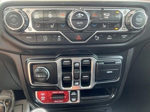 Used 2022 Jeep Gladiator Rubicon w/ Cold Weather Group AWD/4WD image 23