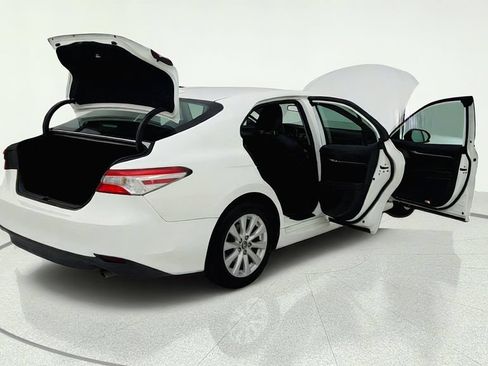 Used 2019 Toyota Camry LE FWD image 30