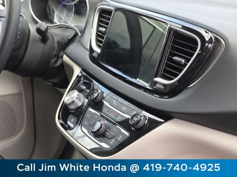 Used 2024 Chrysler Pacifica Touring-L FWD image 20