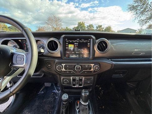 Used 2018 Jeep Wrangler Unlimited Sahara image 11