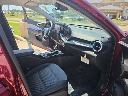 Used 2025 Chevrolet Trax LT w/ LT Convenience Package FWD image 11