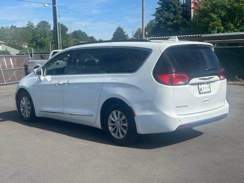 Used 2017 Chrysler Pacifica Touring-L FWD image 5