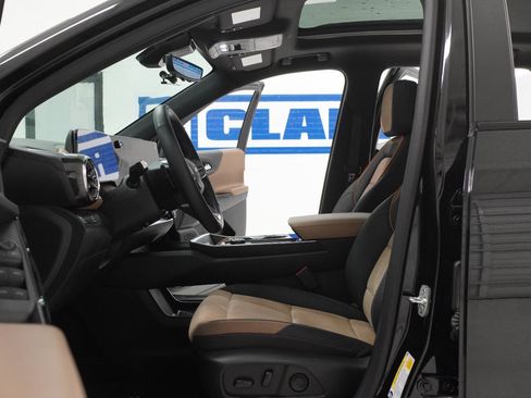 Used 2025 Chevrolet Equinox ACTIV w/ Safety and Technology Package FWD image 17