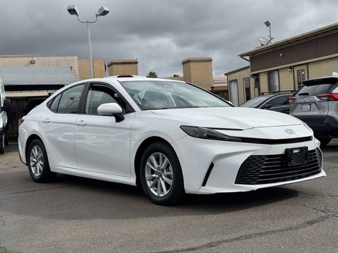 Used 2025 Toyota Camry LE FWD image 4