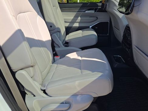 Used 2024 Jeep Wagoneer Series III w/ Premium Group I image 9