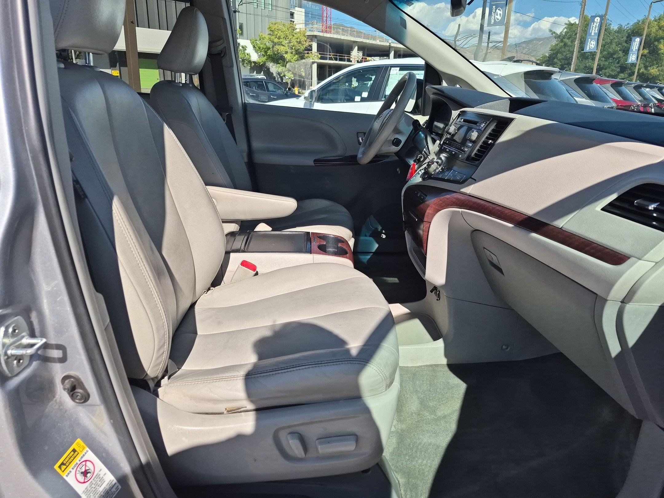 Used 2014 Toyota Sienna XLE FWD image 28