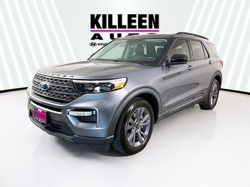 Used 2022 Ford Explorer XLT w/ Equipment Group 202A image 3