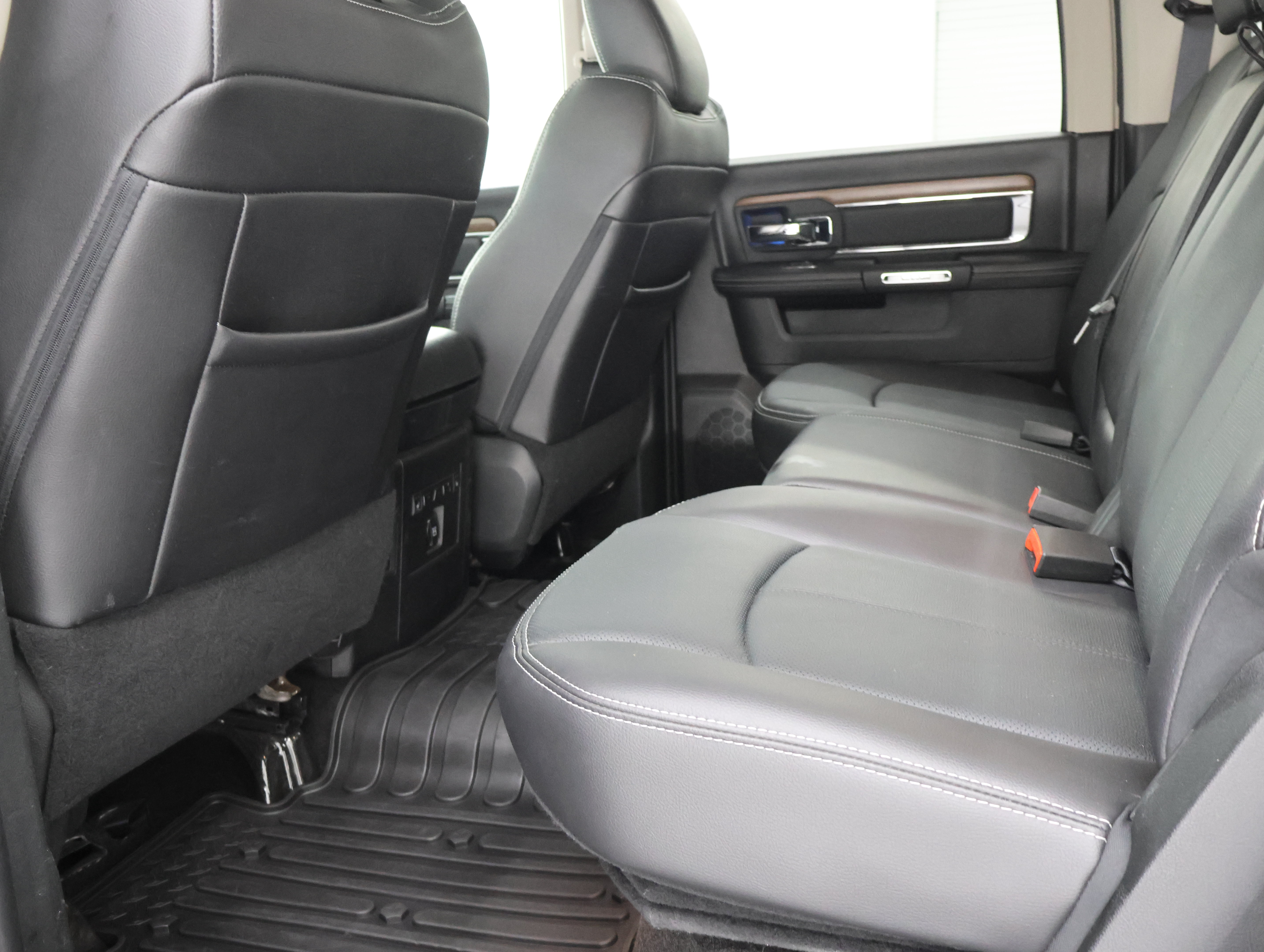 Used 2018 RAM 1500 Laramie w/ Convenience Group AWD/4WD image 9