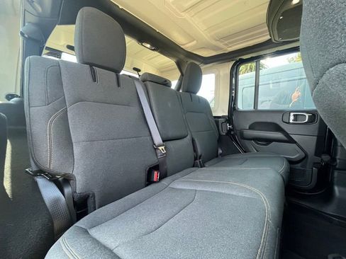 Used 2025 Jeep Wrangler Unlimited Sahara image 17