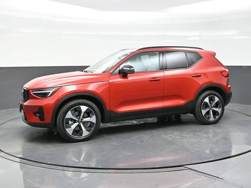 Used 2024 Volvo XC40 B5 Plus w/ Climate Package AWD/4WD image 3