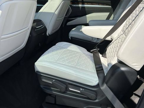 Used 2025 Cadillac Escalade ESV Sport Platinum w/ LPO, ONYX Package AWD/4WD image 14