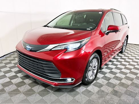 Used 2024 Toyota Sienna XLE FWD image 7