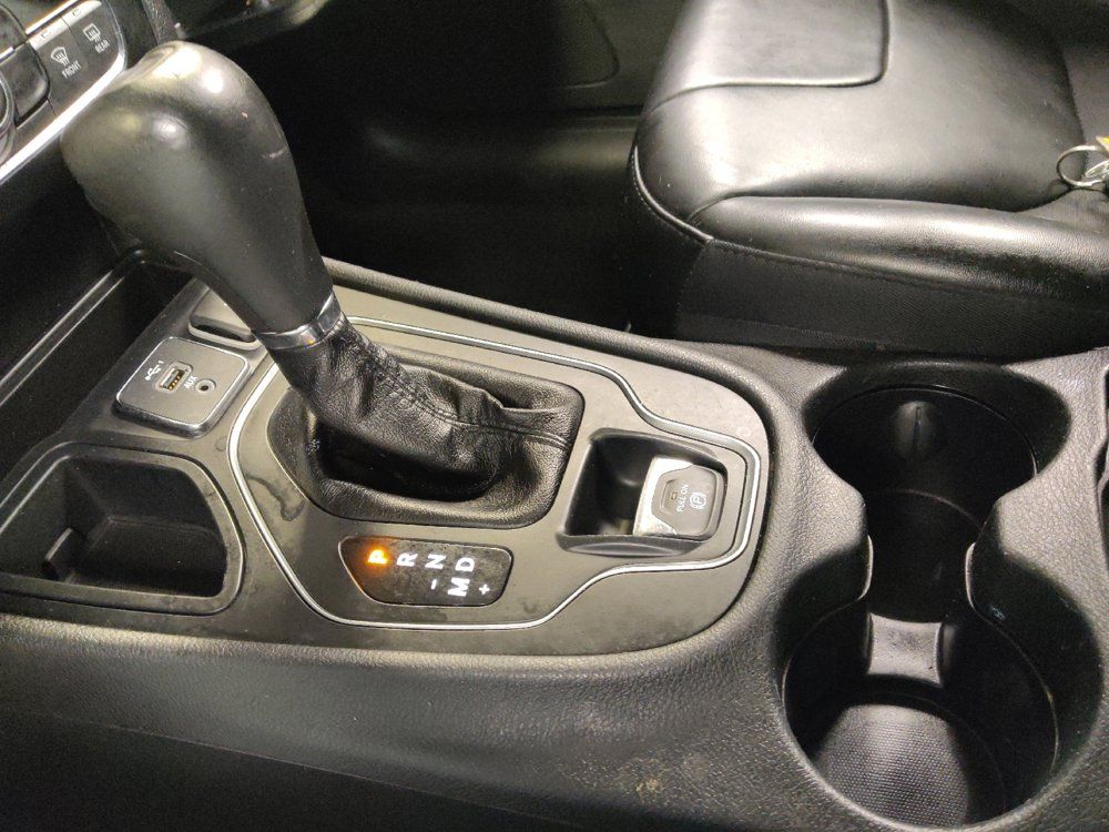 Used 2019 Jeep Cherokee Latitude Plus FWD image 26