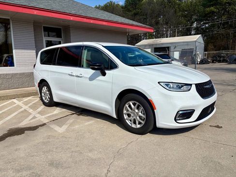 Used 2024 Chrysler Pacifica Touring-L image 2