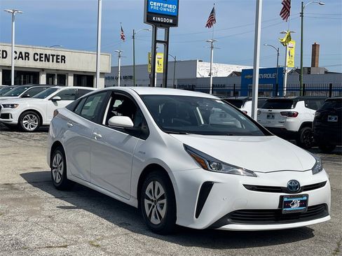 Used 2022 Toyota Prius LE image 2