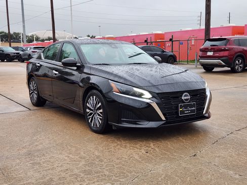 Used 2024 Nissan Altima 2.5 SV image 4