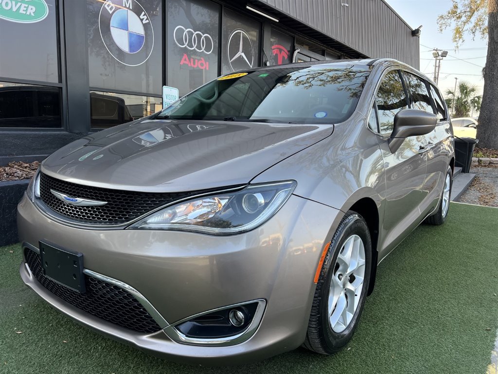 Used 2018 Chrysler Pacifica Touring Plus w/ Tire & Wheel Group FWD image 1