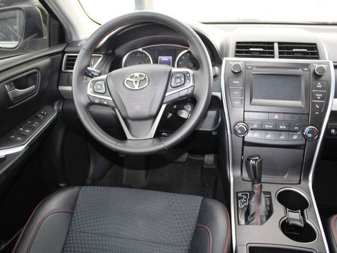 Used 2015 Toyota Camry SE FWD image 2