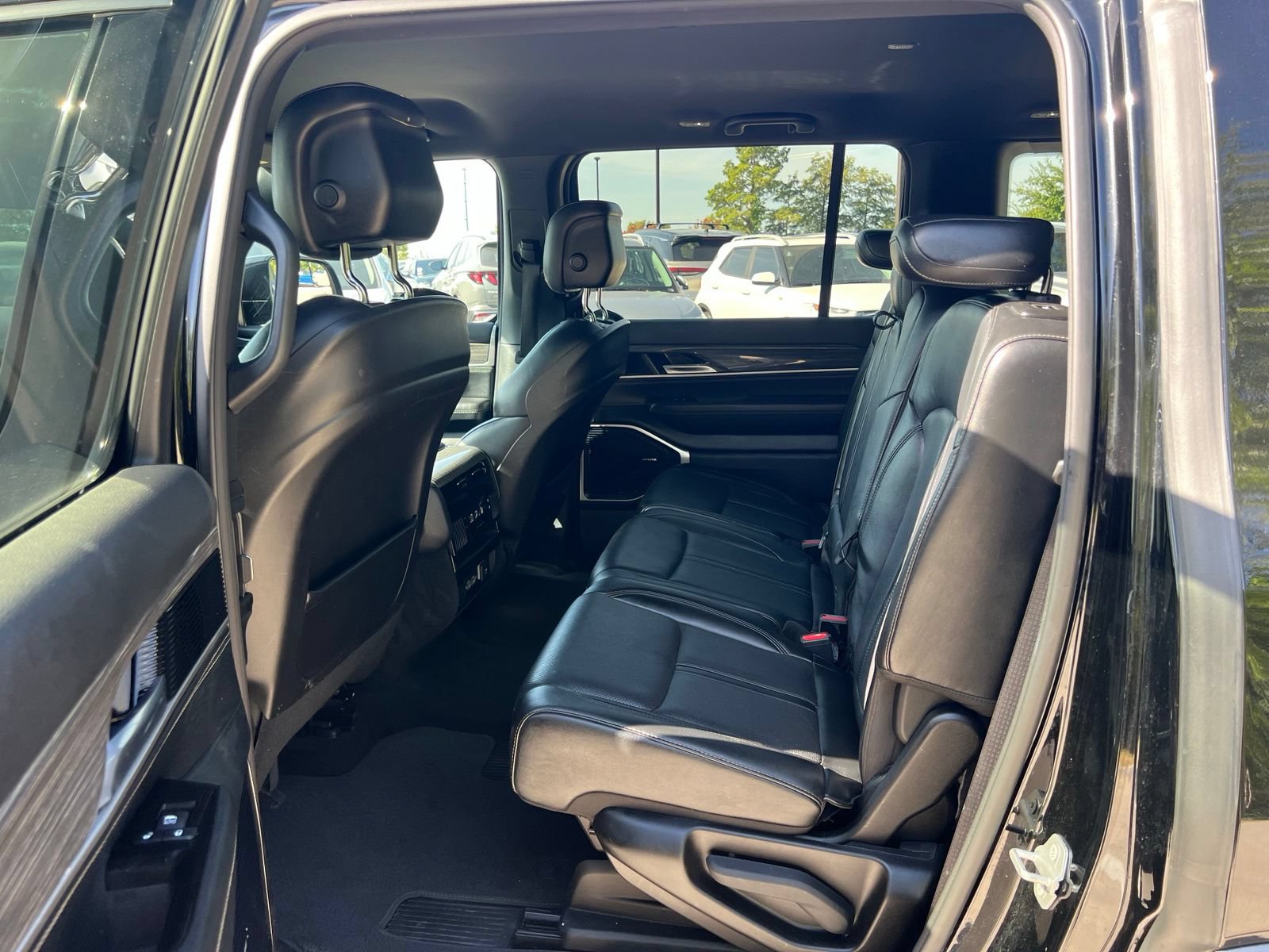 Used 2022 Jeep Wagoneer Series II RWD image 17
