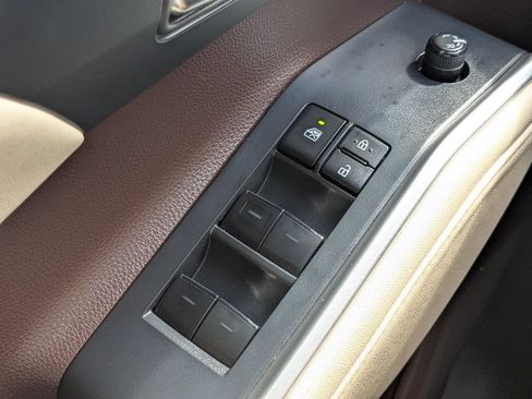 Used 2022 Toyota Highlander XLE FWD image 23