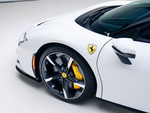 Used 2024 Ferrari SF90 Spider image 17