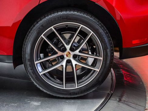 Certified 2025 Porsche Macan image 9