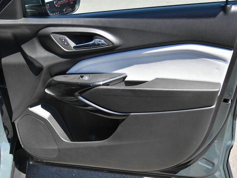 Used 2025 Chevrolet Trax LT FWD image 42