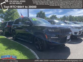 Used 2025 Jeep Grand Cherokee Limited w/ Black Appearance Package AWD/4WD video 1