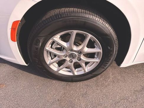 Used 2025 Chrysler Pacifica Select image 31