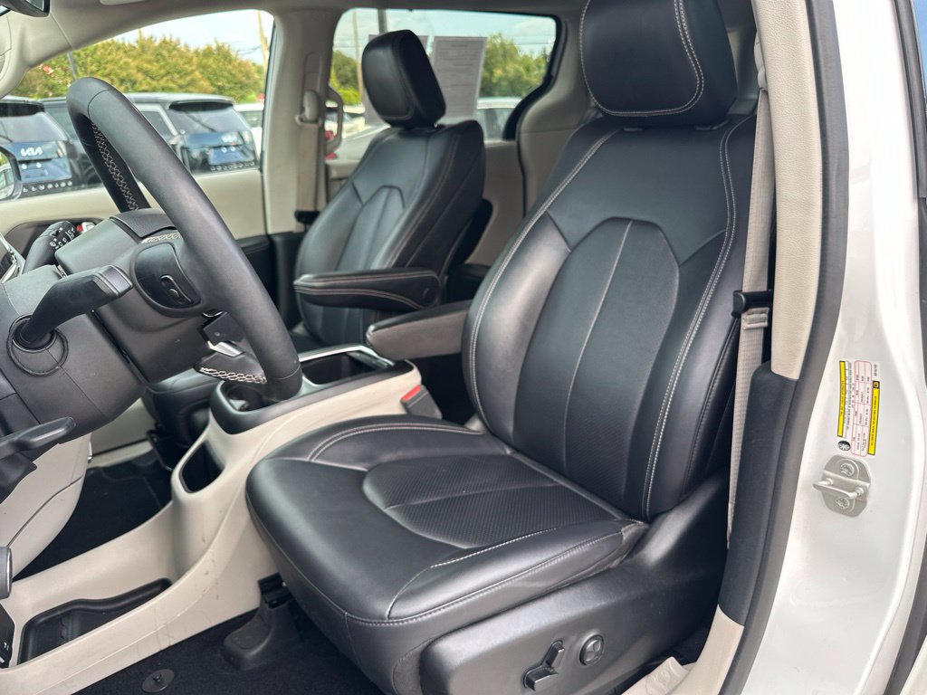 Used 2024 Chrysler Pacifica Touring-L FWD image 15