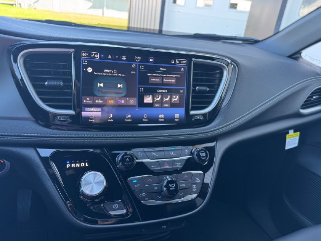 New 2027 Chrysler Pacifica Select FWD image 6