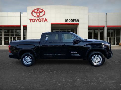 Used 2022 Toyota Tundra SR5 w/ Convenience Package image 4