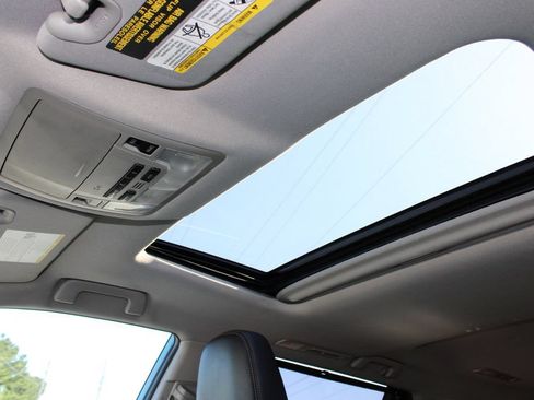 Used 2019 Toyota Highlander XLE FWD image 18