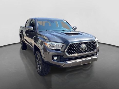 Used 2018 Toyota Tacoma TRD Sport AWD/4WD image 3