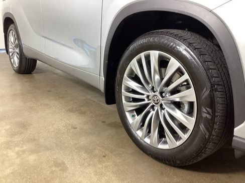 Used 2024 Toyota Highlander Platinum AWD/4WD image 6
