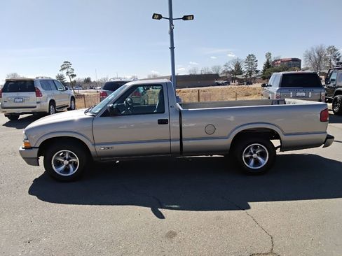Used 2001 Chevrolet S10 Pickup LS w/ Preferred Equipment Group image 8